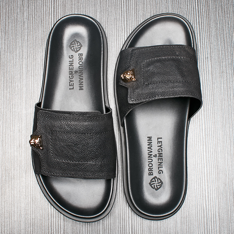 Flip Flop Leather Men - 2025 ใหม่ของแท้หนังรองเท้าแตะโลหะตกแต่งลื่น Flip-Flop รองเท้าแตะสําหรับชายแฟชั่น Casual ฤดูร้อนสีดํารองเท้าชาย